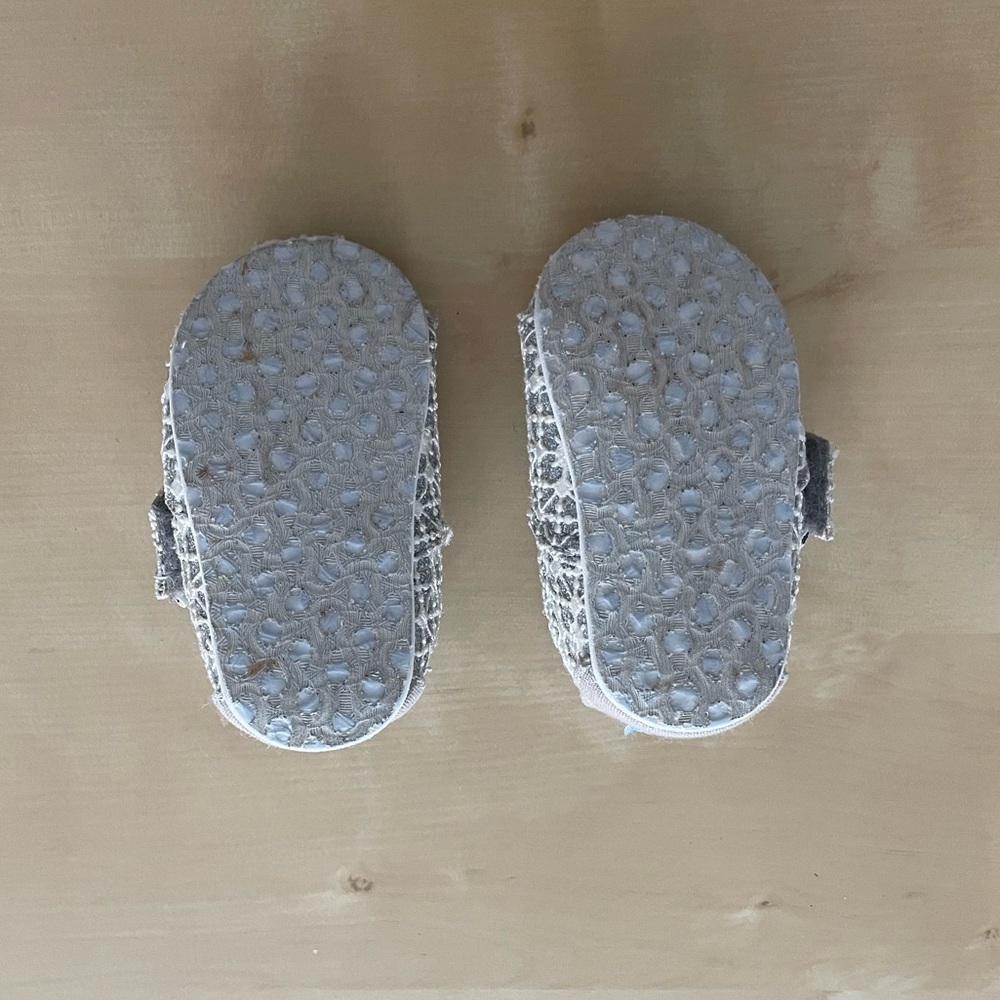 Glitter Silver Baby Tom’s size 4 - Picture 2 of 5
